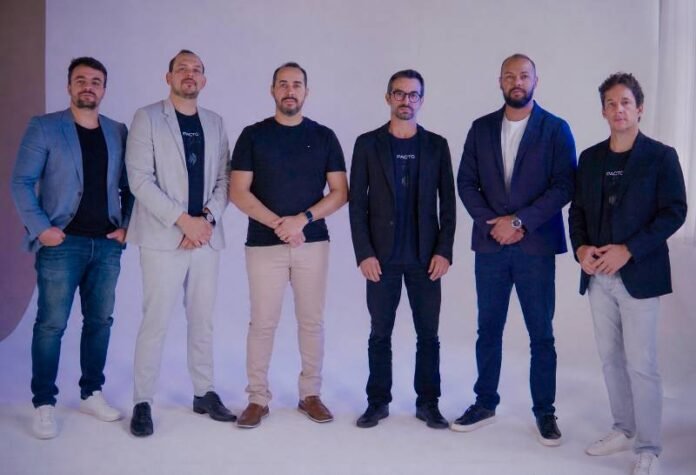 69bce1a0-1c67-4ddc-9e82-a63bda0ed853 Da esquerda para a direita: Rafael Moraes, Tibério Lemes, Waller Maciel, Maxmiliano Barbosa, Gleidson Soares e Leonardo Moreira, sócios-diretores da Pacto Soluções