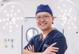 Body Hair Transplant, a técnica que usa pelos da barba como área doadora complementar para tratar calvícies extensas, sob o ângulo de comportamento e estética masculina.