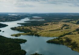 A gleba da Fazenda do Lago debruçada sobre o Lago Corumbá IV: o endereço desenhado para o fim de semana.